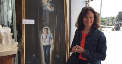 Кристин рядом с картиной, которая потрясла её. Выставка «Чжэнь Шань Жэнь» в Ботаническом саду Окленда, Новая Зеландия, 2017 г.