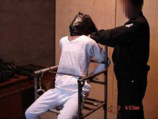 Демонстрация пытки: на голову жертвы надевают полиэтиленовый пакет
