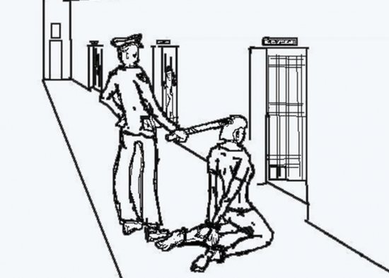 Демонстрация пытки: наручники и кандалы соединены за спиной. Руки жертвы, стоящей на коленях, сковывают за спиной наручниками, а затем привязывают их к ногам, закованным в кандалы, и стягивают до предела