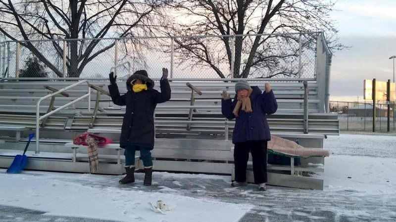 В холодный зимний день в парке Нью-Джерси практикующая У с соученицей выполняет второе статичное упражнение Фалуньгун «Стоячая свая Фалунь». Фото: minghui.org