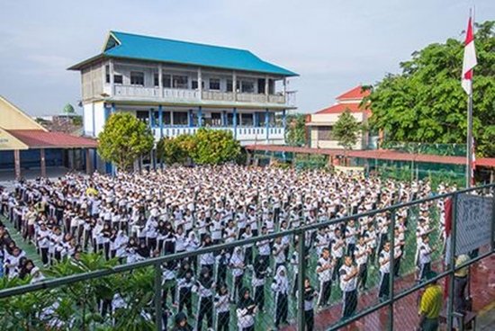 Около 720 студентов и преподавателей изучают упражнения Фалунь Дафа в Батаме, Индонезия, 11 ноября 2017 года