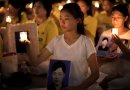 16-летняя Сюй Синьян держит фотографию своего отца Сюй Давэя. Сюй был незаконно заключён в тюрьму на восемь лет и умер через 13 дней после освобождения