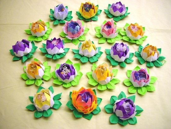 Бумажные цветы лотоса, сделанные практикующими Фалунь Дафа