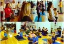 Участники семинара учатся выполнять упражнения Фалуньгун