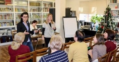 Практикующие Фалуньгун Молдавии представили проект «Лепестки мира» на Конференции по образованию. 27 декабря 2017 года