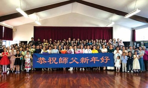 Практикующие Фалунь Дафа передают свои сердечные и искренние поздравления и пожелания счастливого китайского Нового года Учителю Ли Хунчжи