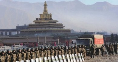 Китайские правительственные войска у буддийского храма. Фото: Freedom House
