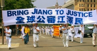 Надпись на плакате: «Привести Цзяна к правосудию». Фото: The Epoch Times