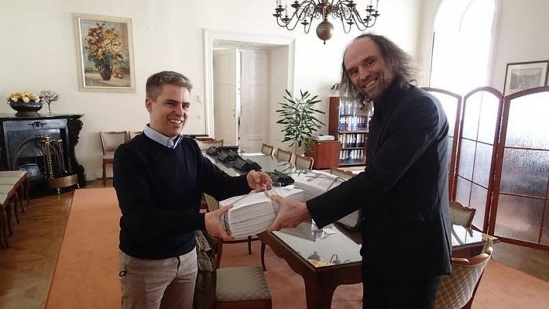 Сенатор Зденек Папусек (справа) принимает от Яри Покорния петицию, подписанную 40 000 граждан Чехии