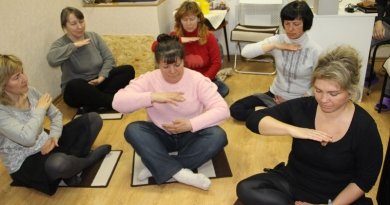 Обучение упражнениям Фалуньгун на семинаре в Нижнем Новгороде