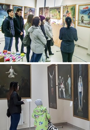 Посетители подолгу стоят перед картинами в задумчивости