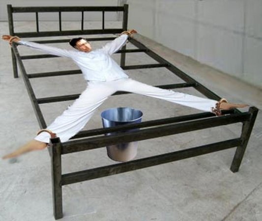 Иллюстрация пытки: «кровать мертвеца»