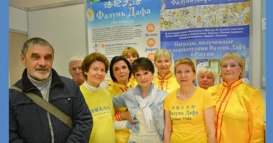 Группа последователей Фалуньгун – представители системы совершенствования на городских выставках в Санкт-Петербурге, апрель 2018 года
