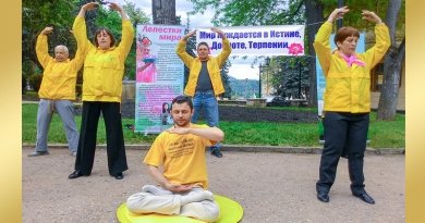 Демонстрация упражнений Фалуньгун во время празднования Всемирного дня Фалунь Дафа в Пятигорске