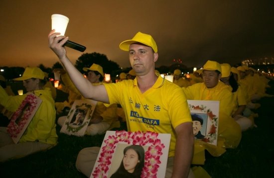 Практикующие Фалуньгун провели возле Монумента Вашингтона акцию памяти с зажжёнными свечами.