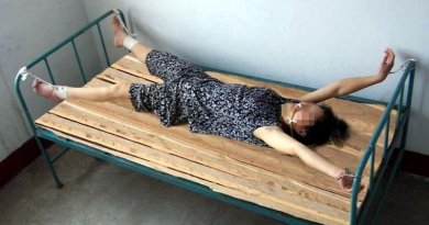 Инсценировка пытки "кровать мертвеца". Фото: minghui.org