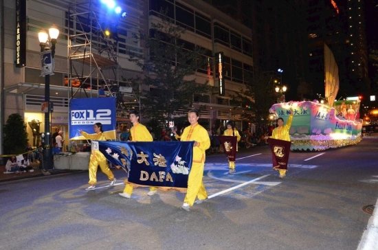Практикующие Фалунь Дафа участвуют в «Звёздном параде» на 42-м городском Фестивале роз