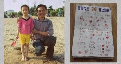 Гао с дочерью (слева). В петиции, подписанной жителями посёлка, написано: «Духовная вера не нарушает закон; прекратите преследование» (справа). Фото: minghui.org