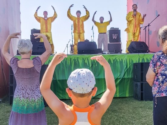 Демонстрация упражнений Фалуньгун на главной сцене Фестиваля «Зелёный» в Красноярске