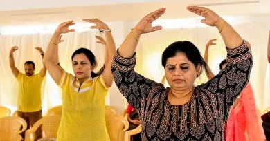 Обучение упражнениям Фалуньгун на семинаре в индийском городе Мадурае