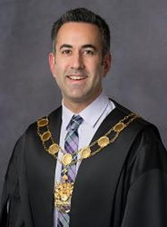 Колин Басран, мэр города Келоун (Канада), издал прокламацию, объявив май Месяцем Фалунь Дафа в Келоуне