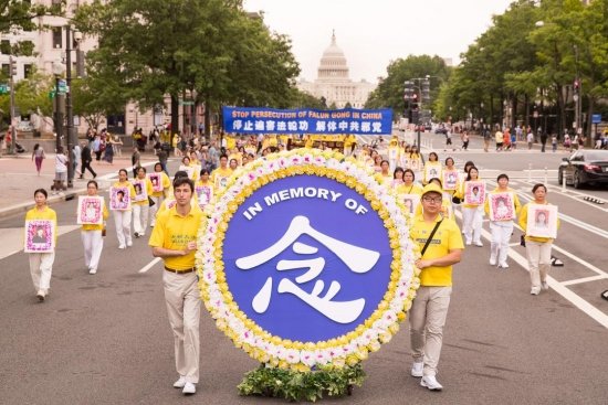 Практикующие Фалуньгун из разных стран мира прошли колоннами парада в Вашингтоне, чтобы привлечь внимание общественности к репрессиям в Китае
