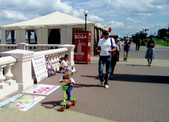 Акция последователей Фалуньгун на новой набережной Нижнего Новгорода