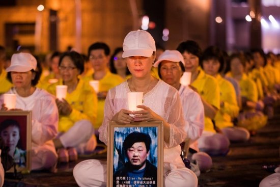 14 июля 2018 года практикующие Фалуньгун провели акцию памяти с зажжёнными свечами перед зданием городского правительства Тайбэя. Фото: minghui.org