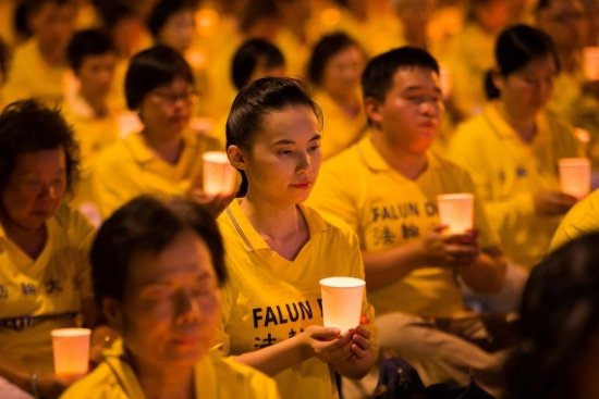 14 июля 2018 года практикующие Фалуньгун провели акцию памяти с зажжёнными свечами перед зданием городского правительства Тайбэя. Фото: minghui.org