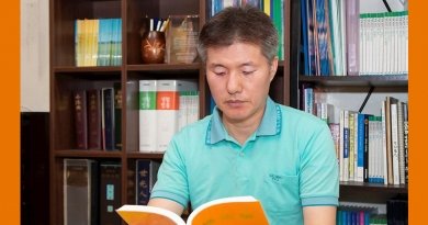 Адвокат Ли Дуньжун читает книгу «Чжуань Фалунь»
