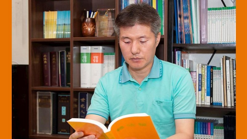 Адвокат Ли Дуньжун читает книгу «Чжуань Фалунь»