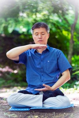 Ли Дунжун выполняет пятое упражнение Фалуньгун