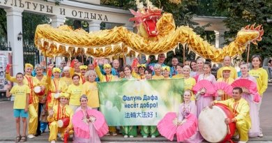 Группа последователей Фалуньгун, участвующих в праздничном карнавале в г. Калуга, 2018 г.