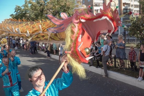 Китайский красочный дракон - непривычное зрелище для калужан