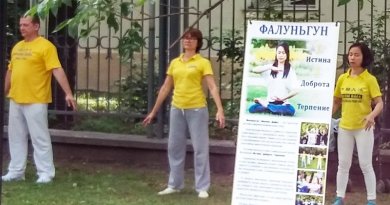 Демонстрация упражнений Фалуньгун в Москве в саду Баумана во время городского мероприятия "Московское долголетие", 2018 г.