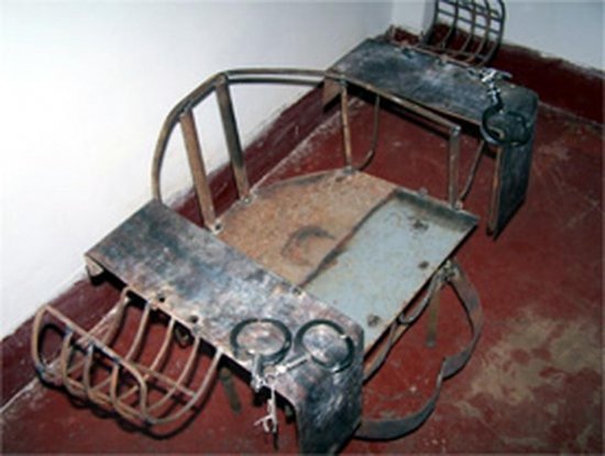 Аппарат для пыток: железный стул