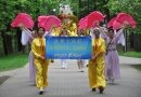 Шествие Фалунь Дафа в парке Фили с демонстрацией упражнений цигун. Фото: сайт "Парк Фили"