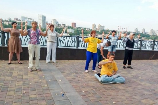 Демонстрация упражнений Фалуньгун