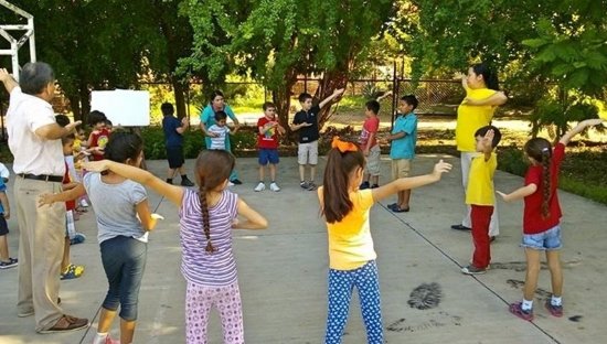 19 августа 2018 года школьники младших классов выполняют упражнения Фалуньгун в Монтессори-школе в городе Гуасаве (штат Синалоа)