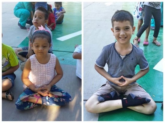 Мальчики и девочки медитируют во время урока