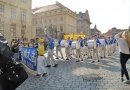 Начало парада последователей Фалуньгун с Градчанской площади в Праге, 2018 г.