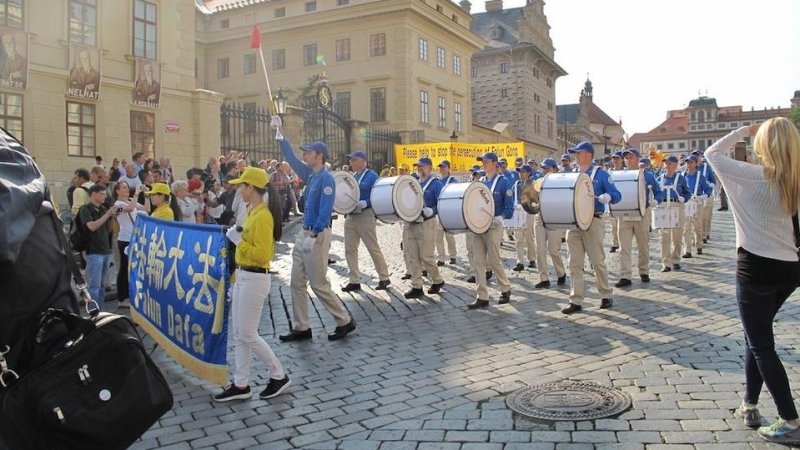 Начало парада последователей Фалуньгун с Градчанской площади в Праге, 2018 г.