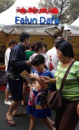 Мать и дочь получили информационные материалы о Фалуньгун