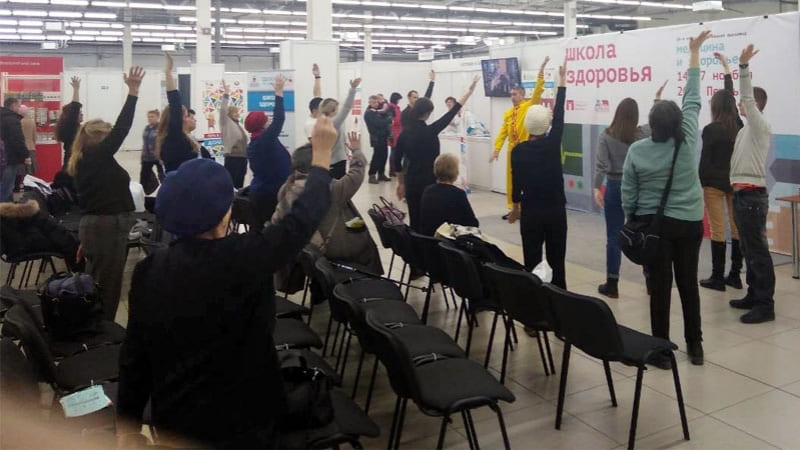 Обучение упражнениям Фалуньгун группы желающих на медицинской выставке в Перми, 2018 г.