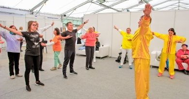 Практикующие Фалуньгун обучают упражнениям своего метода практики