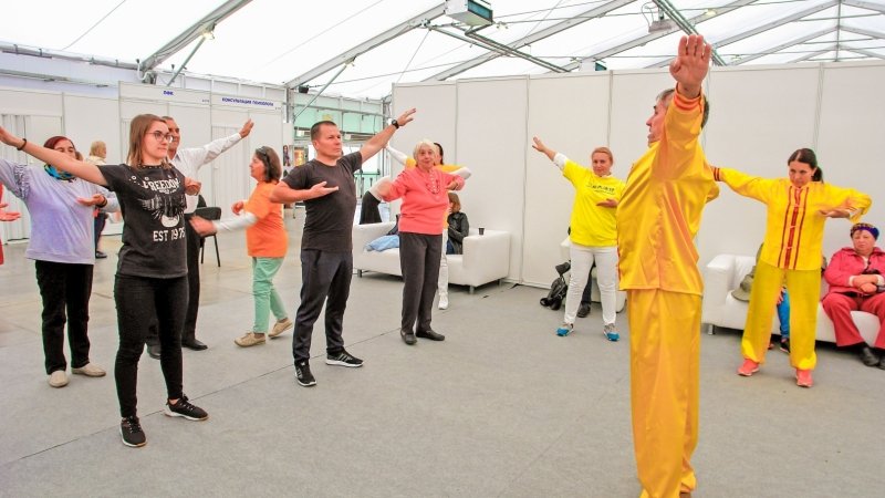 Практикующие Фалуньгун обучают упражнениям своего метода практики