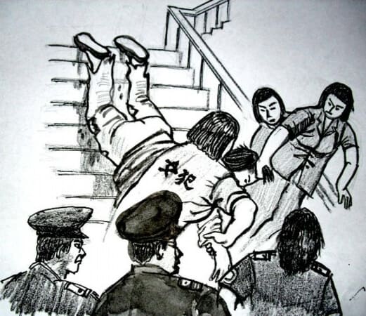 Демонстрация пытки: таскание по лестнице