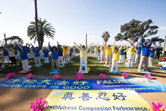 Практикующие Фалуньгун возле пляжа в Санта-Монике демонстрируют упражнения своего метода практики. Фото: minghui.org