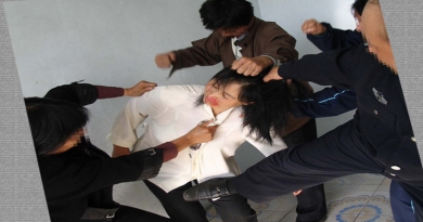 Групповое избиение в китайской тюрьме арестованной последовательницы Фалуньгун (инсценировка)