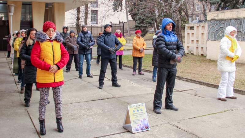 Выполнение упражнений на открытом морозном воздухе. Пятигорск, январь, 2019 г.